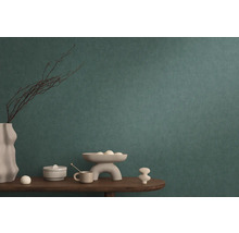 Dekorative Stillleben-Szene mit Vase, Schale, Becher und Dose auf einem Tisch