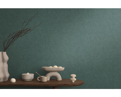 Dekorative Stillleben-Szene mit Vase, Schale, Becher und Dose auf einem Tisch