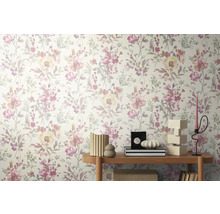 Blumentapete mit floralem Muster im Interieur