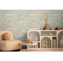 Wohnraum mit blumiger Tapete, Sessel und dekorativem Regal