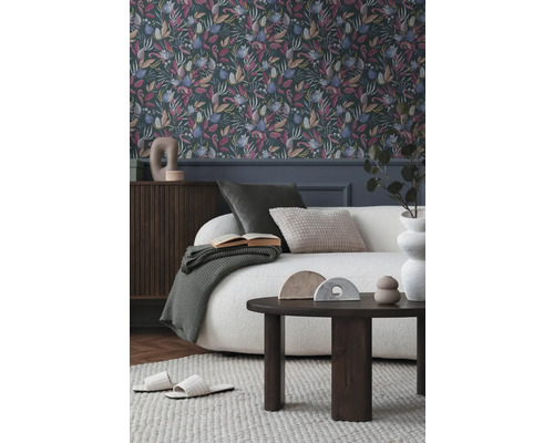 Wohnzimmer mit gemusterter Tapete, Sofa und Holztisch