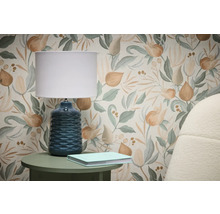 Szene mit Blumendesign Tapete, Tischleuchte und Buch auf Beistelltisch