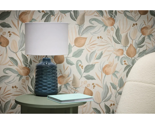 Szene mit Blumendesign Tapete, Tischleuchte und Buch auf Beistelltisch