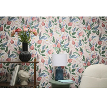 Wohnraum mit geblümter Tapete, Regal und Lampe für ein stilvolles Ambiente.