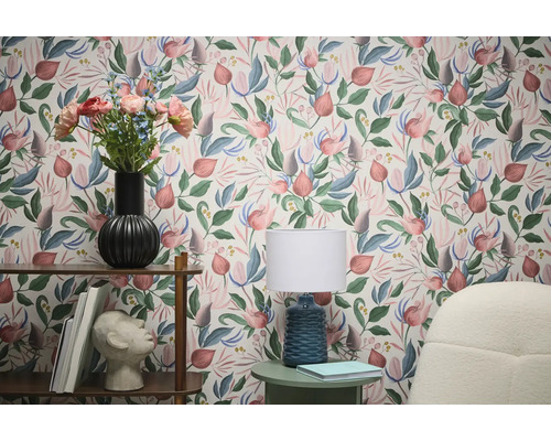 Wohnraum mit geblümter Tapete, Regal und Lampe für ein stilvolles Ambiente.