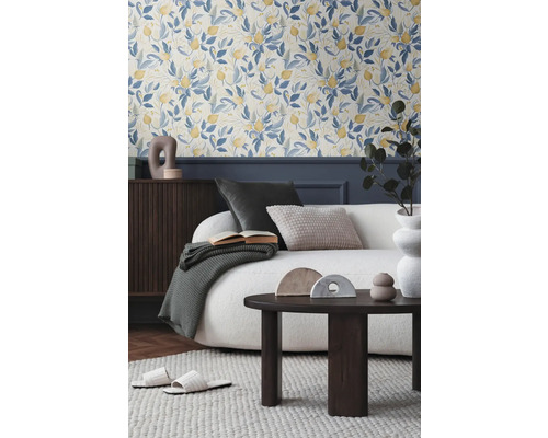 Wohnzimmer mit floraler Tapete, Sofa, Couchtisch und dekorativen Accessoires für ein gemütliches Ambiente.