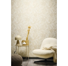 Dekoratives Wohnzimmer mit floral gemusterter Tapete, Sessel und Beistelltisch.