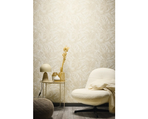 Dekoratives Wohnzimmer mit floral gemusterter Tapete, Sessel und Beistelltisch.