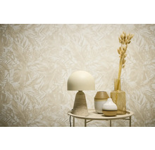 Dekorative Szene mit Tapete mit Pflanzenmuster, Lampe und Vasen auf einem Tisch