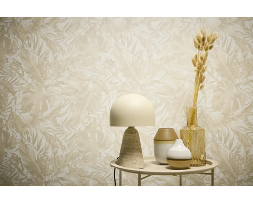 Dekorative Szene mit Tapete mit Pflanzenmuster, Lampe und Vasen auf einem Tisch