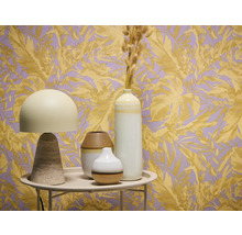 Dekoratives Stillleben mit Tischleuchte und Vasen vor einer Tapete mit Pflanzenmotiven.