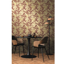 Esszimmer mit Esstisch und Blattmuster-Tapete