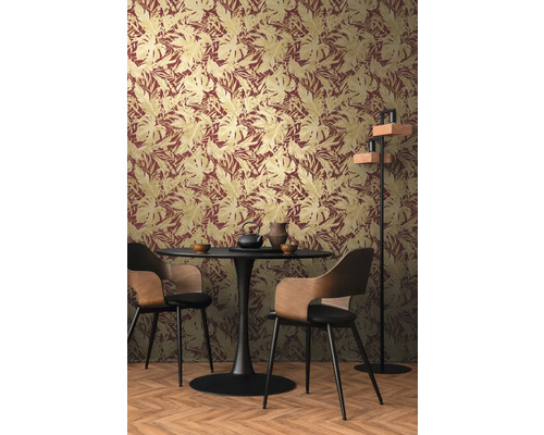 Esszimmer mit Esstisch und Blattmuster-Tapete