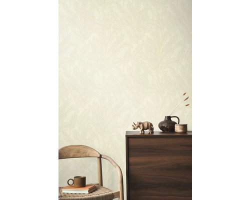 Gemusterte Tapete in einem Wohnzimmer mit Holzmöbeln und Dekorationen