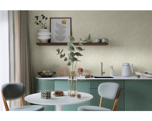 Heller Raum mit Esstisch, Stühlen und Küchenzeile unter einer Tapete