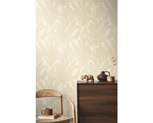 Ein Zimmer mit einer Wandtapete mit Blattmuster, einem Holzstuhl und einem dunklen Holzschrank.