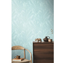 Innenraum mit floral gemusterter Tapete, Kommode und Stuhl