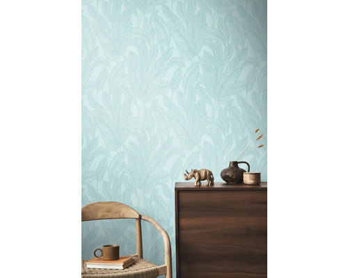 Innenraum mit floral gemusterter Tapete, Kommode und Stuhl