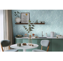 Heller Raum mit Tisch, Stühlen und Küchenzeile vor einer Wand mit Blättertapete.