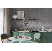 Moderne Küche mit grauer Blättertapete, Esstisch und grünen Schränken.