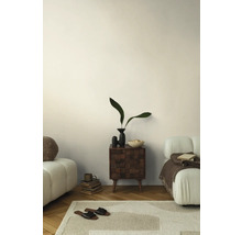 Wohnzimmer mit Sofa, Teppich und Beistelltisch mit Dekorationen