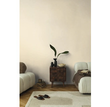 Wohnzimmer mit Teppich, Sofa und Holzkommode