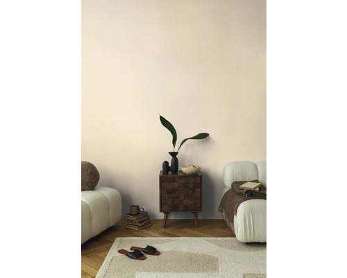 Wohnzimmer mit Teppich, Sofa und Holzkommode