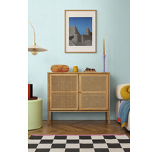 Wohnzimmer-Interieur mit Kommode, Dekoration und gerahmtem Bild