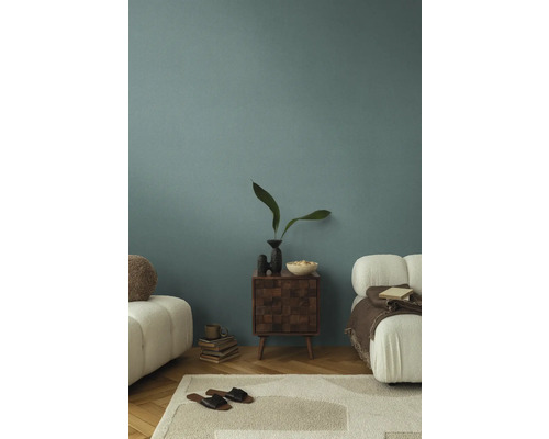 Gemütliches Wohnzimmer mit Sofa, Teppich und Nachttisch