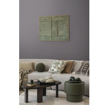 Wohnzimmer mit Couch, Kissen, Tisch und Wandbild