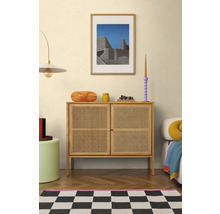 Wohnraum mit Kommode, Dekoration und Schachbrettmuster Teppich