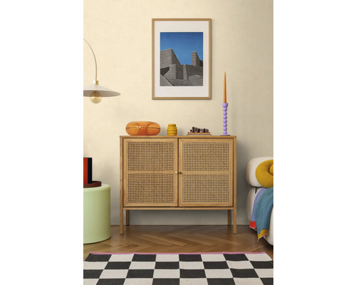 Wohnraum mit Kommode, Dekoration und Schachbrettmuster Teppich