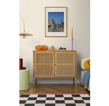 Wohnzimmer mit Holzkommode, Lampe und Dekoration