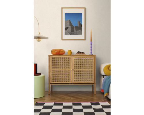 Wohnzimmer mit Holzkommode, Lampe und Dekoration