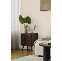 Dekoratives Zimmer mit Holznachttisch, Zimmerpflanze und Kerzenständer