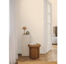 Szene mit einer Lampe auf einer Säule und einem kleinen Hocker in einem hellen Raum