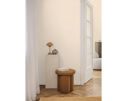 Szene mit einer Lampe auf einer Säule und einem kleinen Hocker in einem hellen Raum