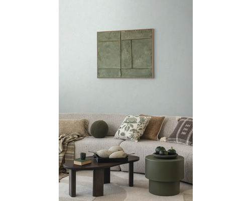 Wohnzimmer mit Sofa, Kissen, Couchtisch und Wanddekoration für eine gemütliche Atmosphäre