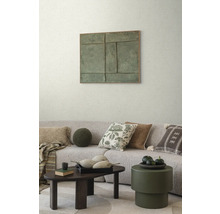 Wohnzimmer mit Sofa, Kissen, Couchtisch und Kunstwerk