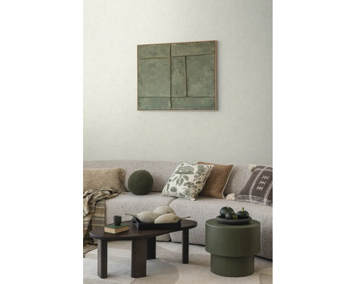 Wohnzimmer mit Sofa, Kissen, Couchtisch und Kunstwerk