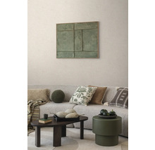 Wohnzimmer mit Couch, Kissen, Tisch und Wanddekoration für ein stilvolles Interieur