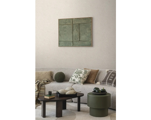 Wohnzimmer mit Couch, Kissen, Tisch und Wanddekoration für ein stilvolles Interieur