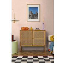 Wohnzimmer mit Kommode aus Rattan, Kunstwerk und dekorativen Accessoires für ein stilvolles Interieur