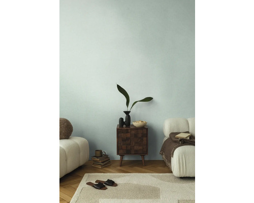 Wohnzimmer mit Nachttisch aus Holz, Dekoration und Teppich