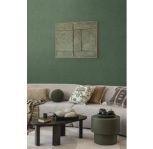 Wohnzimmer mit Sofa, Kissen, Couchtisch und Wanddekoration für eine gemütliche Atmosphäre