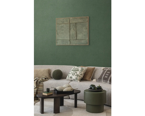 Wohnzimmer mit Sofa, Kissen, Couchtisch und Wanddekoration für eine gemütliche Atmosphäre