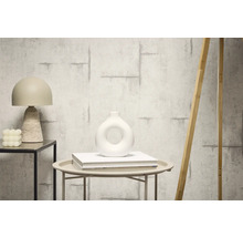 Dekorative Inneneinrichtung mit Tapete in Betonoptik, Tischlampe und Vase