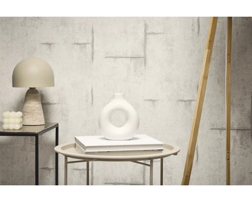 Dekorative Inneneinrichtung mit Tapete in Betonoptik, Tischlampe und Vase