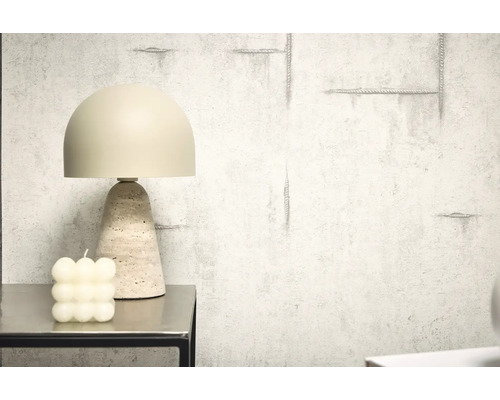 Dekorative Tischleuchte mit Travertinfuß neben Bubble-Kerze auf einem Tisch