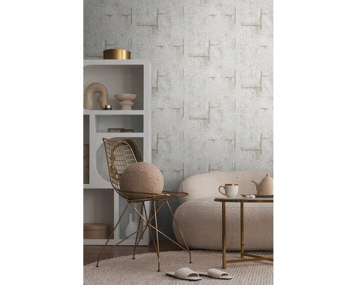 Innenraum mit gemusterter Tapete, Regal, Sessel, Sofa und Couchtisch